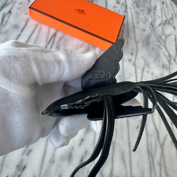 🇫🇷 - Hermes: Hermes Crocodile & Leather All-Black Pegasus Bag Charm - Picture 3 of 4